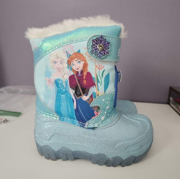 Frozen faux fur snowboots. Size 7. - Picture 3 of 6
